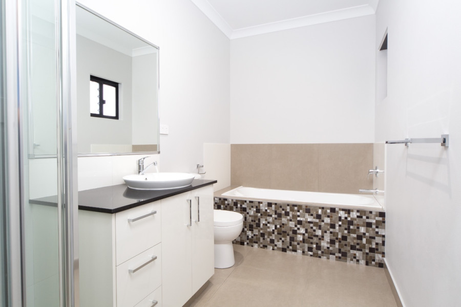 Plati main bathroom